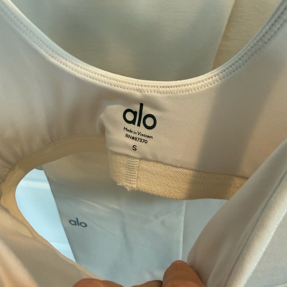 ALO Yoga Women's Heart throb oatmilk and white Sports Bra and leggings Set - Picture 6 of 9